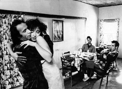 Roberto Benigni y Nicoletta Braschi en un fotograma de la película 'Bajo el peso de la ley' de Jim Jarmusch.