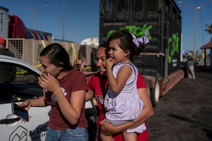 Habitantes de Culiacán se congregan ante la caravana para despedirse de los primeros animales en partir hacia Mazatlán, este 20 de mayo.