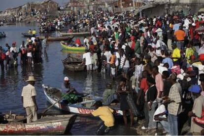 Haitianos en un embarcadero de Puerto Príncipe a la espera de subir a algún bote para huir de la ciudad.