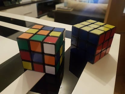 Un cubo de Rubik sin resolver (izquierda) y otro resuelto (derecha).