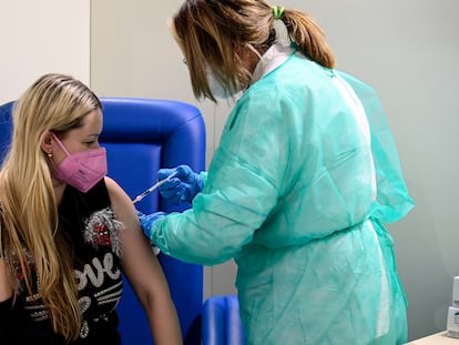 Una refugiada ucrania se vacuna contra la covid en un centro de Roma, el 9 de marzo.