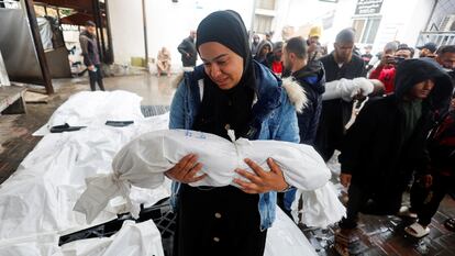Una mujer sujeta el cuerpo de un niño, este lunes en Rafah.