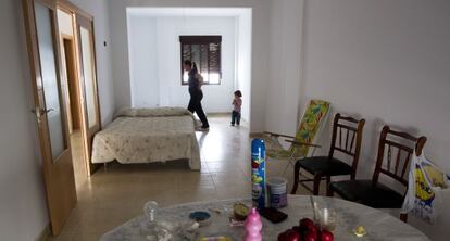 Virginia García, con una de sus hijas, en la vivienda que han ocupado.
