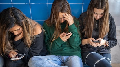 Estudiantes con sus móviles en un instituto de Valencia en enero de 2020.