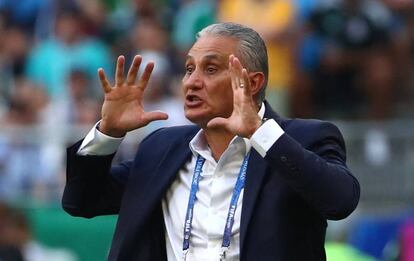 Tite, técnico do Brasil, faz o mesmo com o escrete brasileiro.