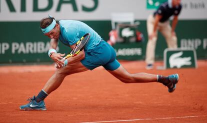 Rafael Nadal golpea la bola antes de ganar el partido.