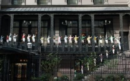 Fachada del 21 Club, en Manhattan (Nueva York), con su identificativa hilera de estatuas de 'jockeys'.