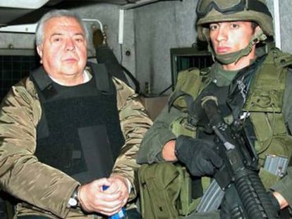 Gilberto Rodríguez Orejuela, escoltado por soldados colombianos, antes de abordar el avión que lo llevó a EE UU en 2004.