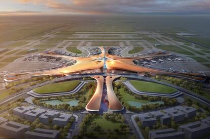 El mayor aeródromo del mundo, el Aeropuerto Internacional Daxing, estará en la capital de China y se espera de él que en algún momento llegue a transportar a más de cien millones de pasajeros al año. Sin embargo, este otro proyecto póstumo de Hadid se ha criticado precisamente por estimarse que su capacidad pronto podría resultar insuficiente. Lo que se cuestiona menos es su cuidada estética, por la que ha sido bautizado como "la estrella de mar".