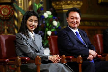 El presidente de Corea del Sur, Yoon Suk-yeol, se sienta con su esposa, Kim Keon-hee, tras dirigirse a los parlamentarios en la Galería Real durante una visita al Palacio de Westminster el 21 de noviembre de 2023 en Londres.