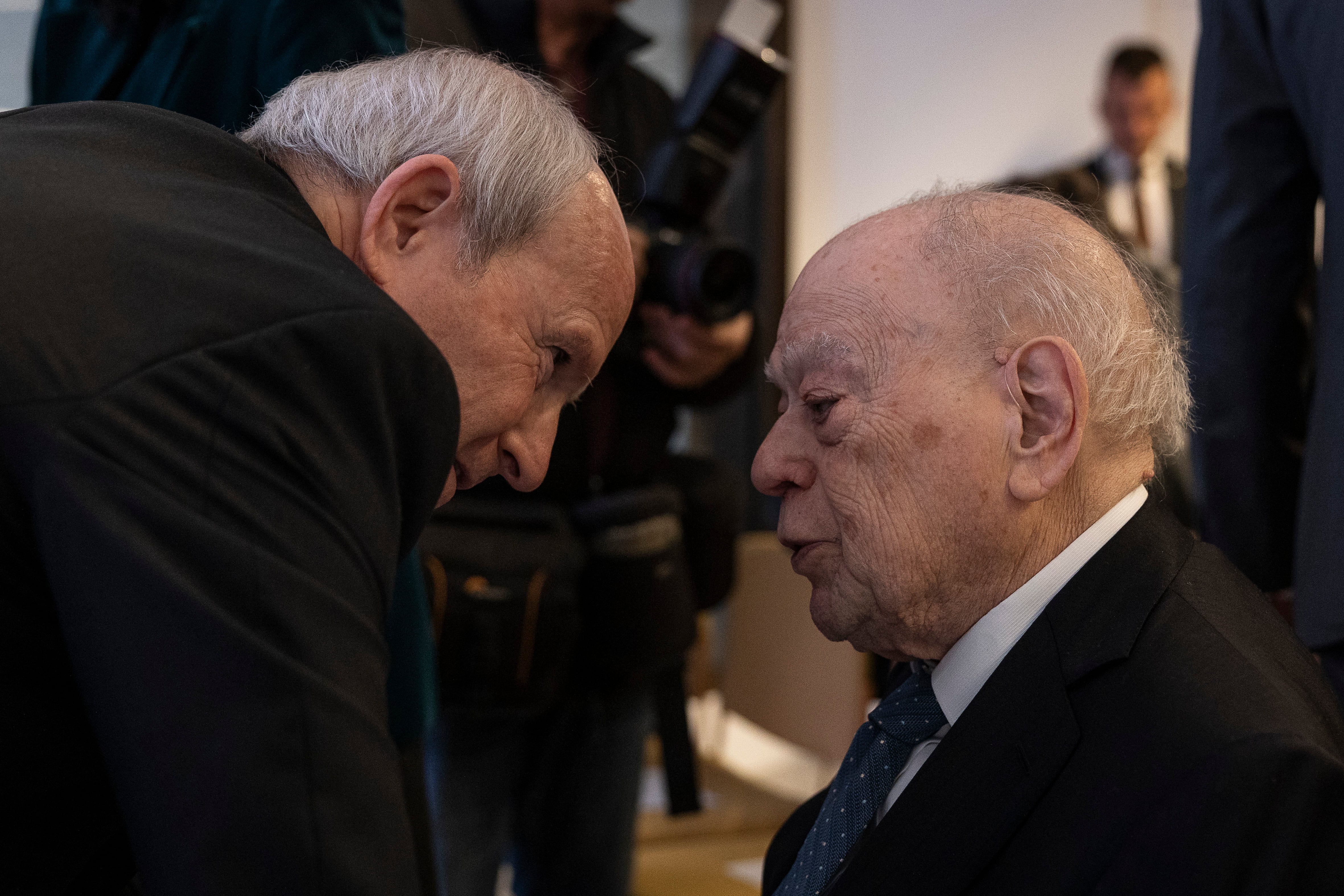 El expresidente José Montilla (I) conversa con el expresidente Jordi Pujol.


