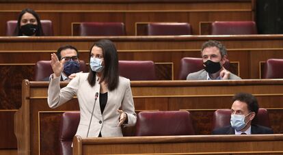 La presidenta de Ciudadanos, Inés Arrimadas, interviene en una sesión de control al gobierno en el Congreso de los Diputados.