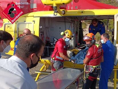 Rescate de los Bomberos del cuerpo del escalador fallecido en la cresta dels Castellets, al oeste del Puig Campana, en Finestrat.