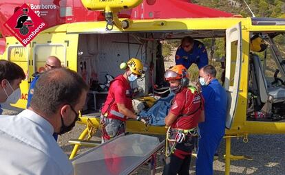 Rescate de los Bomberos del cuerpo del escalador fallecido en la cresta dels Castellets, al oeste del Puig Campana, en Finestrat.