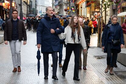 El rey Felipe y la infanta Sofía pasean por una céntrica calle de la capital.