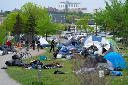 Personas en condición de calle son desplazadas por policías en Portland (Maine), en mayo de 2023.