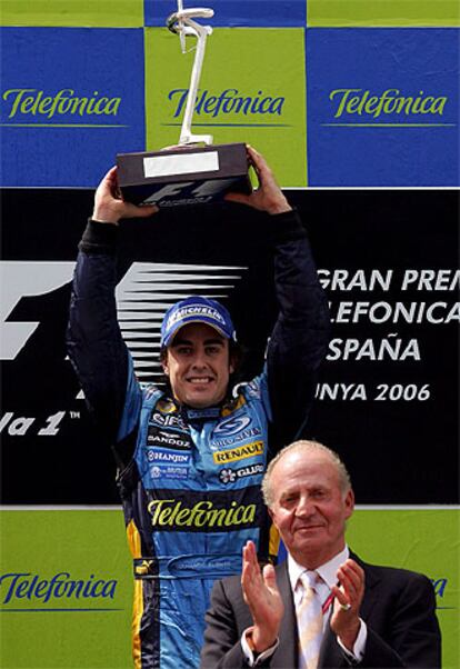 Fernando Alonso celebra su triunfo en Montmeló junto al rey Juan Carlos.