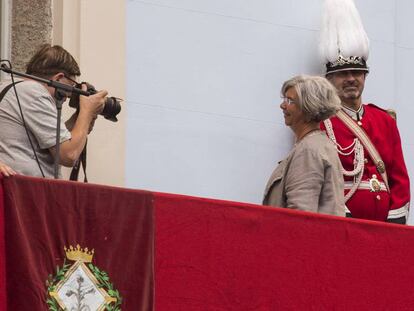 La pregonera Elena Carreras, al balcó.