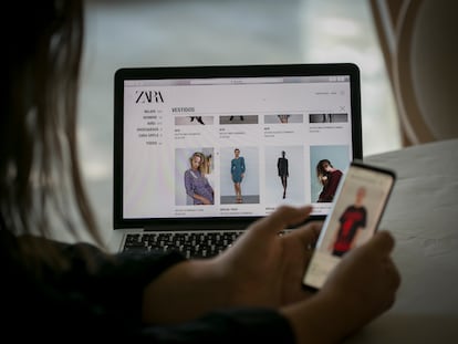 Un usuario busca prendas de ropa en Zara y Bershka, por internet.