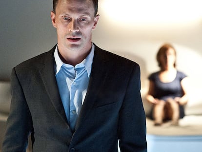 Will Keen y Cecilia Solaguren, en una escena de la versión de María Fernández Ache de <i>Traición,</i> de Harold Pinter.