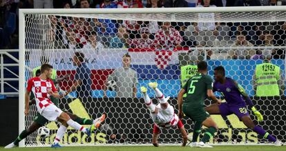 Mandzukic marca de cabeza el primer gol de Croacia.