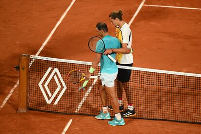 Zverev abraza a Nadal tras derrotarle en la primera ronda del Roland Garros.