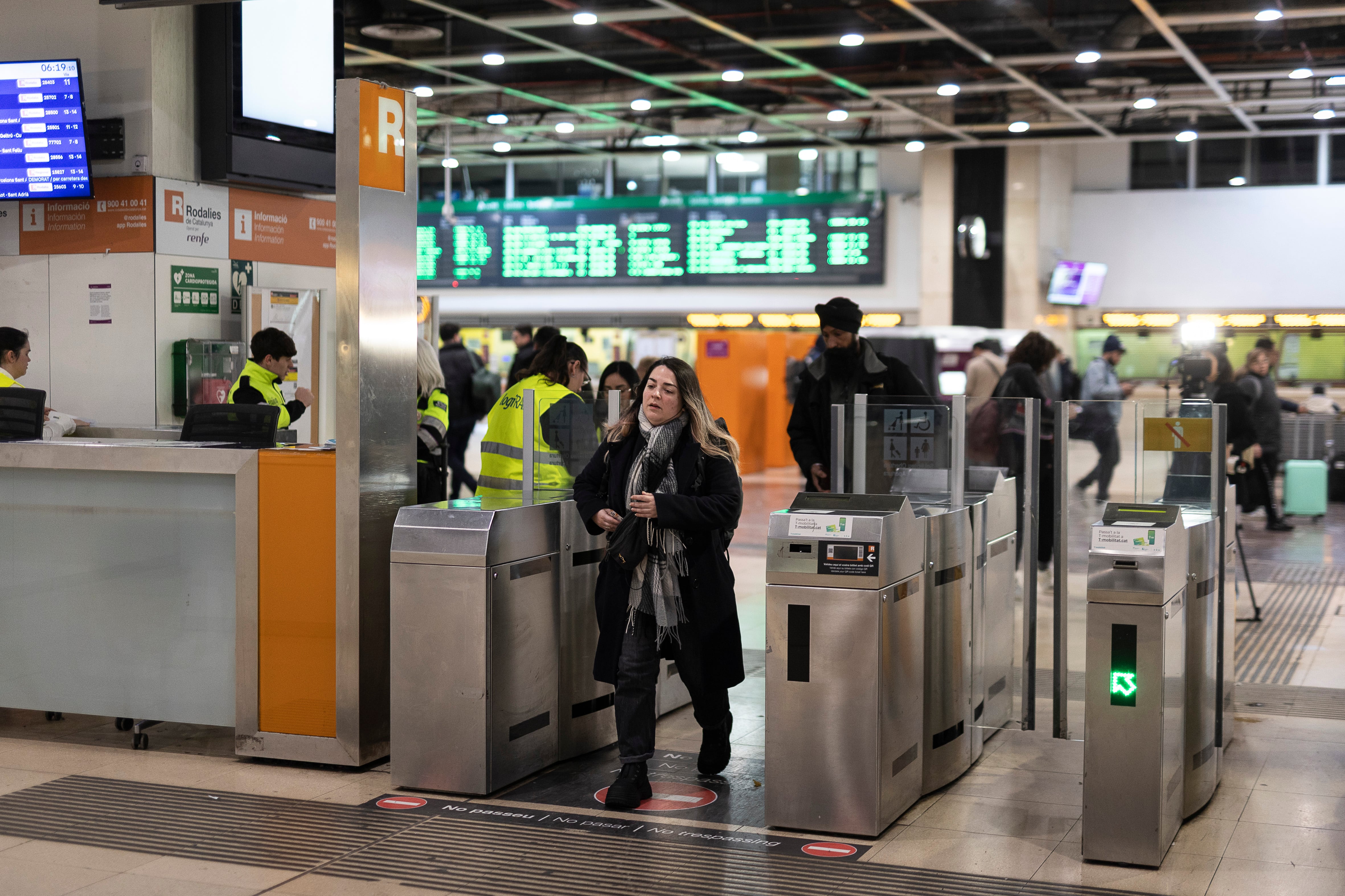 En la imagen, la estación de Sant de Barcelona este lunes. [ALBERT GARCIA] 