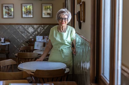 Vicenta Bertomeu, dueña de la Horchatería Vida, en el salón de su local en Alboraya.