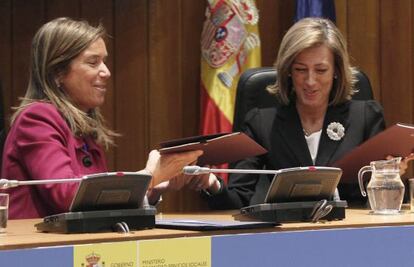 Ana Mato firma el convenio con la directora de Recursos Humanos del Grupo Santander, Silvia Ruiz Barcel&oacute;.