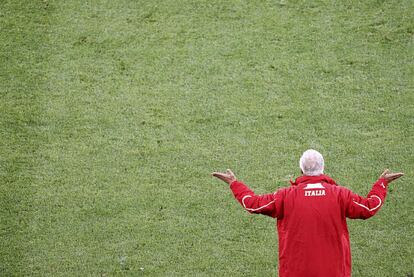 El seleccionador italiano, Marcello Lippi, da instrucciones a sus jugadores durante el partido ante Paraguay.