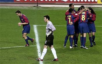 Los jugadores del Barça celebran el primer gol, marcado por Cocu.