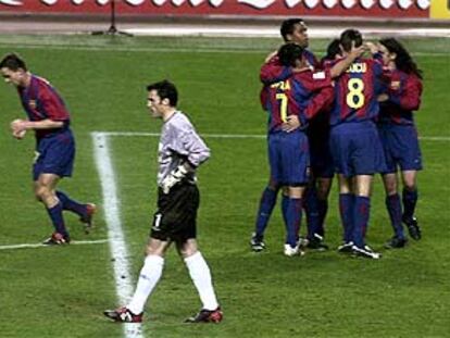 Los jugadores del Barça celebran el primer gol, marcado por Cocu.