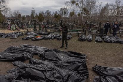 Personal forense identifica algunos cadáveres en el cementerio en Bucha. Rusia sigue preparando su ofensiva en el este de Ucrania con el objetivo de controlar totalmente Donbás, según el último parte de guerra del Alto Mando del Ejército ucranio, emitido en esta madrugada, en el 43º día de invasión.