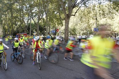 Algunos de los mil niños que han recorrido las calles del centro de Madrid con motivo del Día Sin Coches, y que luego han sido recibidos por la alcaldesa de la ciudad, Manuela Carmena.