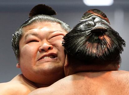 Dos competidores de sumo durante la celebracin anual de la ceremonia 'Honozumo', celebrada en Tokio (Japn).