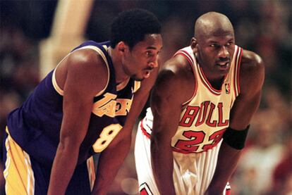 Bryant, de 19 años, durante el partido Lakers-Bulls en diciembre de 1997 junto a Michael Jordan