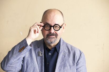 Carlos Ruiz Zafón, retratado en Milán (Italia), en 2017. Su universo creativo siempre ha tenido lo literario como fuente de inspiración y contexto.
