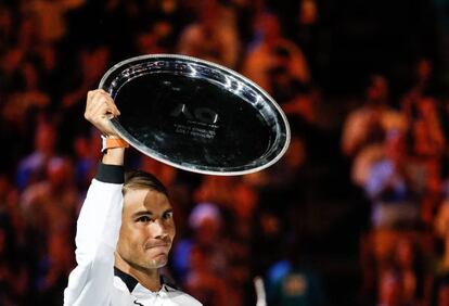 Rafael Nadal sostiene el trofeo de subcampeón.