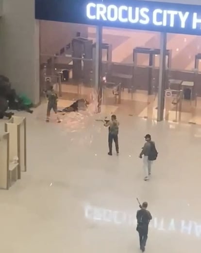 Varios atacantes con fusiles disparan a bocajarro a los asistentes que intentan escapar, el viernes en el interior del Crocus City Hall.