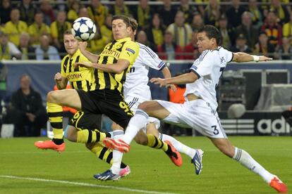 Lewandowski se dispone a marcar el 1-0 ante Pepe.