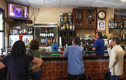 Personas en un bar de Sevilla viendo el discurso de Pedro Sánchez el lunes. 