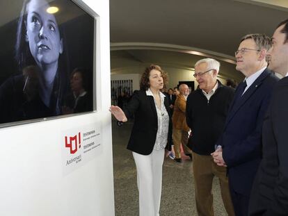 David Alandete, director adjunto de EL PA&Iacute;S, el presidente valenciano, Ximo Puig, el alcalde de Valencia, Joan Rib&oacute;, y la redactora jefa de proyectos especiales del peri&oacute;dico, Ana Alfageme, en la exposici&oacute;n del 40 aniversario del diario.