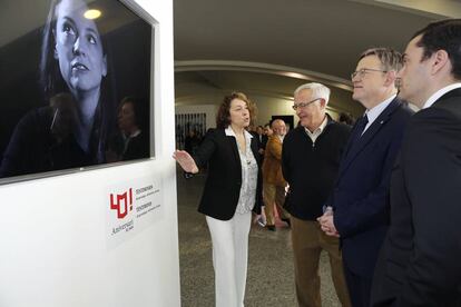 David Alandete, director adjunto de EL PAÍS, el presidente valenciano, Ximo Puig, el alcalde de Valencia, Joan Ribó, y la redactora jefa de proyectos especiales del periódico, Ana Alfageme, en la exposición del 40 aniversario del diario.