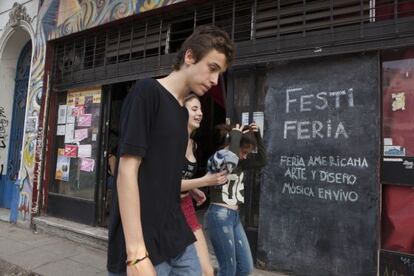 Unos jóvenes pasan ante uno de los centros culturales bonaerenses en disputa.