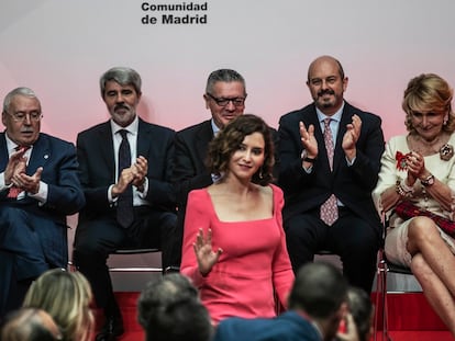 La presidenta de la Comunidad de Madrid, Isabel Díaz Ayuso, es ovacionada a su llegada al acto de entrega de medallas de la Comunidad de Madrid. Detrás, de izquierda a derecha: Cristina Cifuentes, Joaquín Leguina, Ángel Garrido, Alberto Ruiz-Gallardón, Pedro Rollán y Esperanza Aguirre