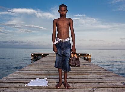 Tyrel Arzu, el niño garifuna de Belice.
Tiene 13 años y tres hermanos. Su padre murió y su madre, Jerome, los mantiene a duras penas. Tyrel estudia poco y mal; su sueño es poder ir un día hasta ese lugar "llamado California".