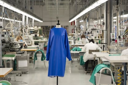 La sastrería de Sociedad Textil Lonia se ha
especializado en confeccionar batas para los
equipos de las UCI. Resistentes y reutilizables,
con el estilo de Carolina Herrera. También
elaboran mascarillas y pijamas sanitarios.