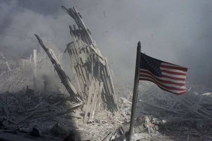 Una bandera dels EUA col·locada a les restes d'una de les torres del World Trade Center. Una setmana després de l'11-S van començar una sèrie d'atemptats terroristes utilitzant carboncle, un bacteri mortal, contra periodistes, polítics i empleats civils a diverses ciutats. Un total de 22 persones van ser contaminades. En van morir cinc.