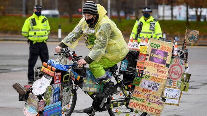 Activista en una manifestación por negociaciones climáticas de la ONU COP26, en Glasgow, Escocia. La 26ª conferencia de las Naciones Unidas sobre el cambio climático se habría celebrado este noviembre de 2020, pero se retrasó un año debido a la pandemia de la covid-19.