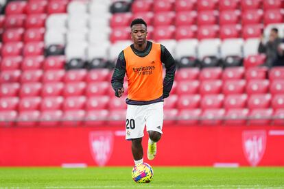 Vinicius controla el balón durante el calentamiento del Athletic-Real Madrid del pasado domingo.